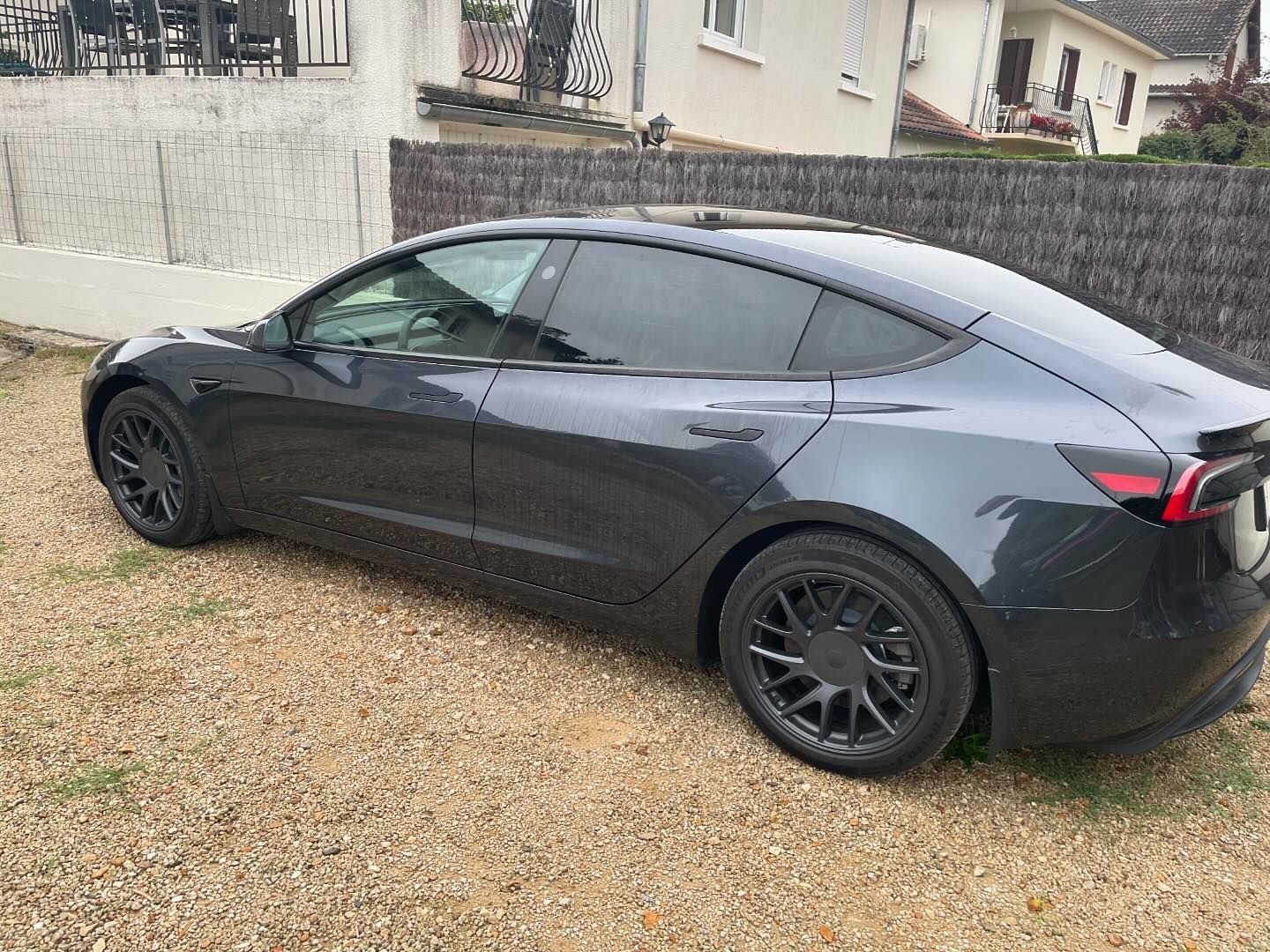 Tesla modele 3 cote