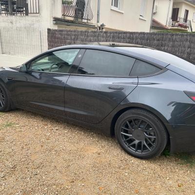 Tesla modele 3 cote